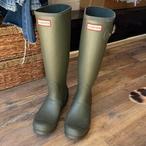Hunter Original Tall Green Rain Boot size 5
